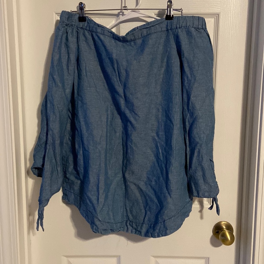 ❄️ 3/$15 Free People denim off the shoulder shirt, Size Medium